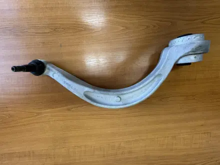 Важіль передньої підвіски нижній (задній лівий) VAG 8W0407695B