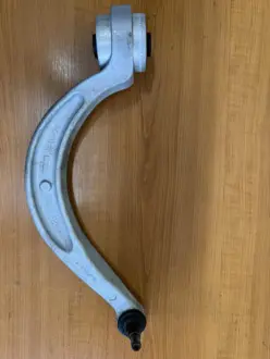 Важіль передньої підвіски нижній (задній правий) VAG 8W0407696B