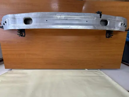 Підсилювач бампера переднього VAG 8W0807113